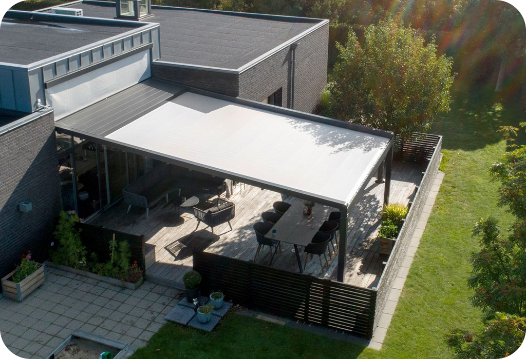Mái xếp di động Pergola PVC Auto-Home lắp đặt tại hiên nhà